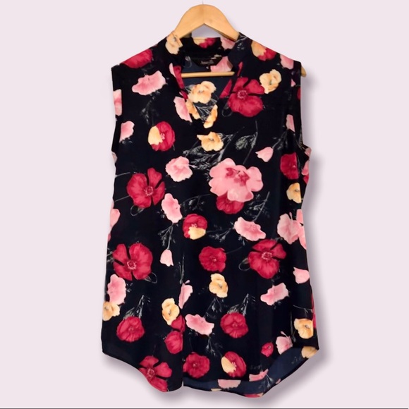 🌟SALE 2/$10.00‼️ Amaryllis Navy & Floral Sleeveless Notch Neck Tunic size M - Picture 2 of 7